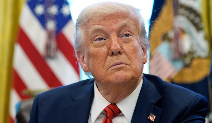 Trump Threatens Oman Over Strait of Hormuz Control Plan