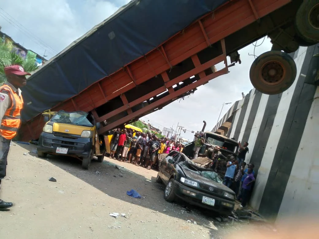 Two Injured as Trailer Falls from Nkpor Bridge, Crashes into Four Vehicles in Anambra